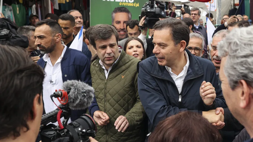 Montenegro recusa "distrair portugueses com mexericos políticos"