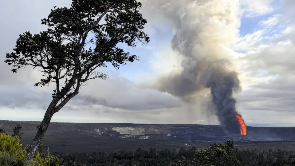 Kilauea volcano erupts in Hawaii