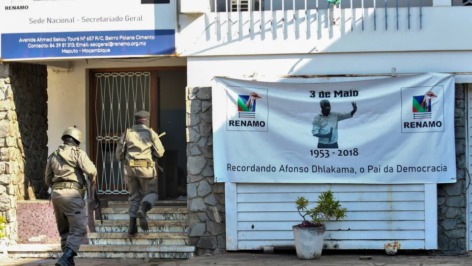 Moçambique: Polícia recupera a tiro e gás lacrimogéneo sede da Renamo em Maputo e retira antigos guerrilheiros
