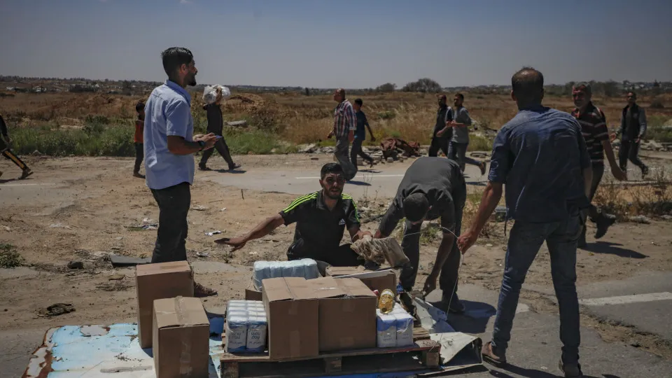 Palestinians receive aid from US-backed group at Gaza's Netzarim Corridor