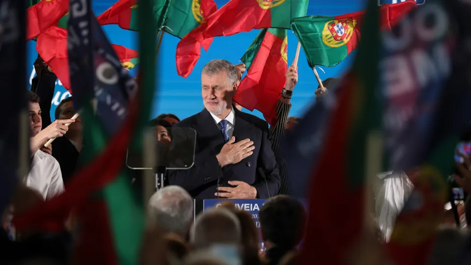 "Sinto que é meu dever agir". Almirante quer ser "Presidente diferente"
