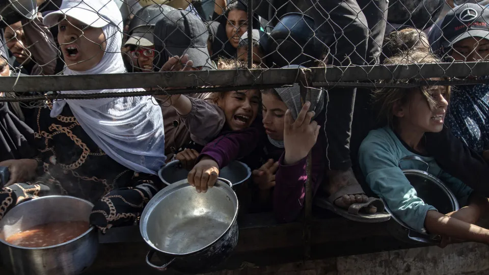 Palestinians gather to receive aid amid shortage of food