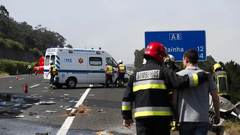 Colisão entre camião e autocarro escolar faz sete feridos na A8 em Alcobaça