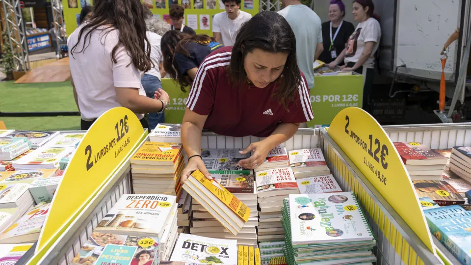 Últimos preparativos para a inauguração da Feira do Livro de Lisboa