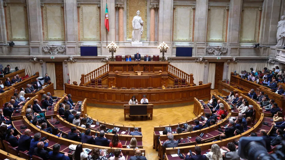 Anúncio dos vice-presidentes do parlamento atrasado devido a recontagens