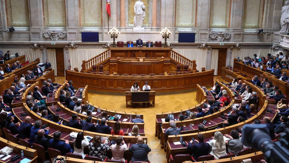 Anúncio dos vice-presidentes do parlamento atrasado devido a recontagens