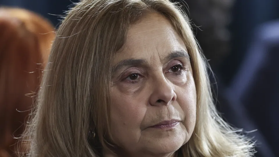 Caos na Saúde e ministra de "consciência tranquila". "Não fugirei"