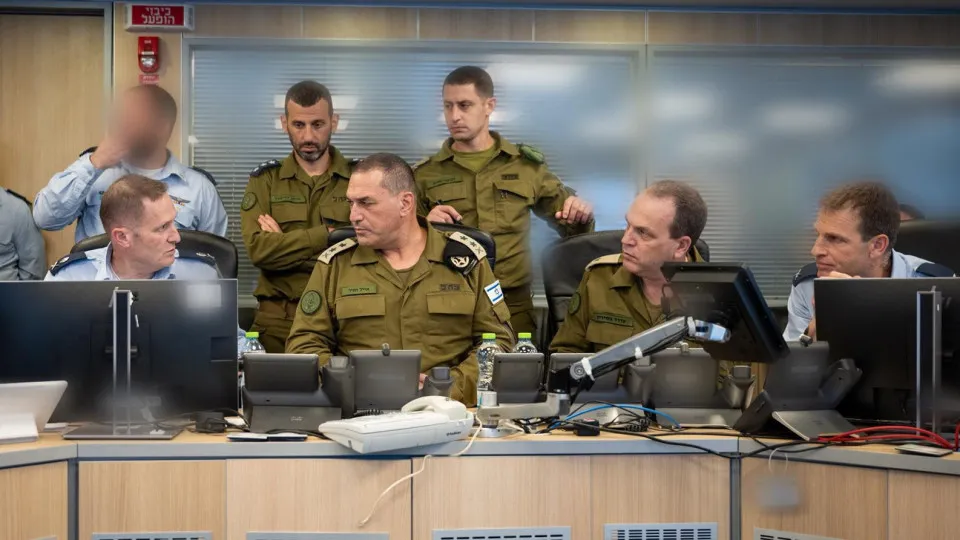 Israel confirma ataque a armazéns iranianos "nas últimas horas"