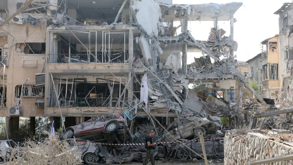 Iran launches wave of retaliatory strikes against Israel