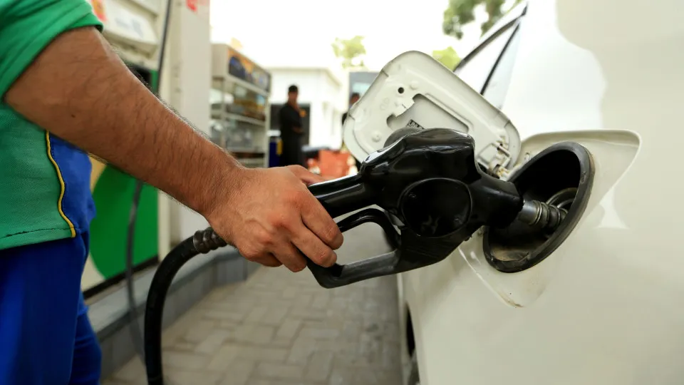 The Pakistani government increases petrol prices by 4.80 Pakistani rupees