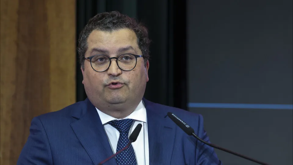 Miranda Sarmento quer redução do IRS novamente em vigor em setembro