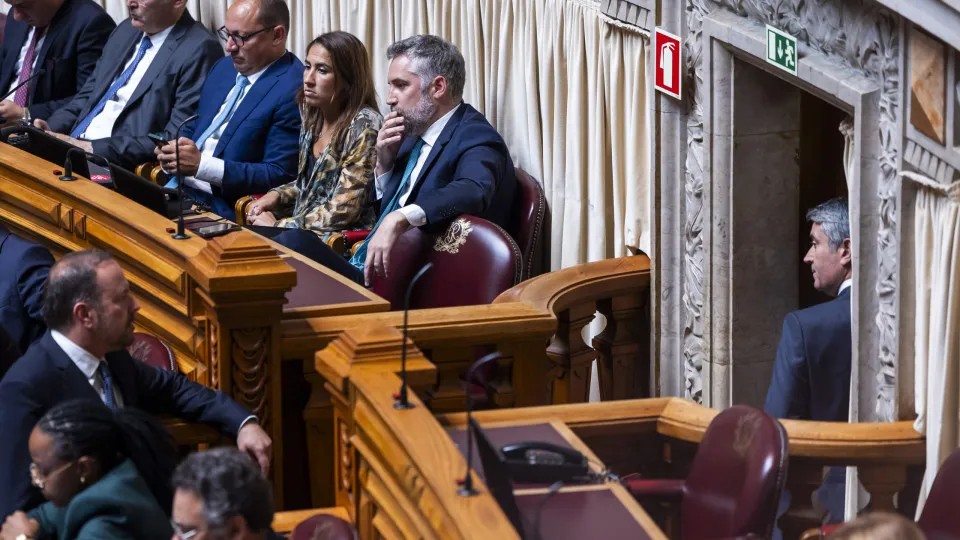 Carneiro diz que foi informado de decisão de Pedro Nuno suspender mandato