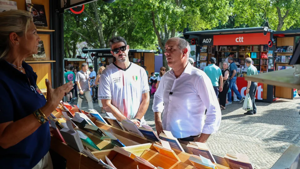 PCP: Paulo Raimundo visita Feira do Livro de Lisboa