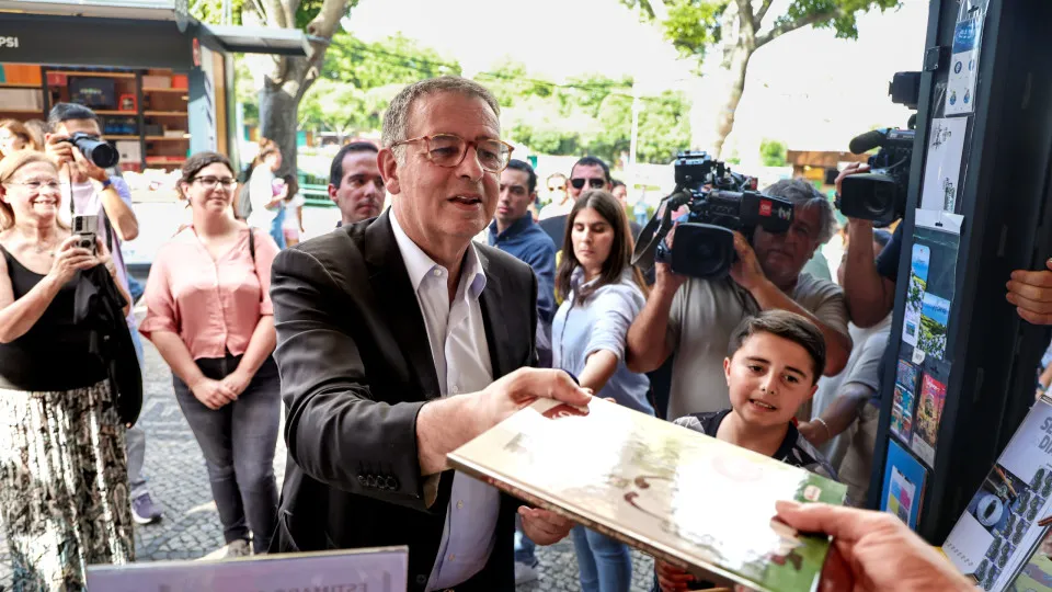 António José Seguro visita Feira do Livro de Lisboa