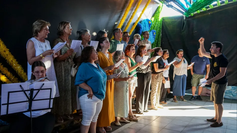 REPORTAGEM: Feira tem marchas com 350 pessoas que pagam "brio bairrista" com verbas da comunidade