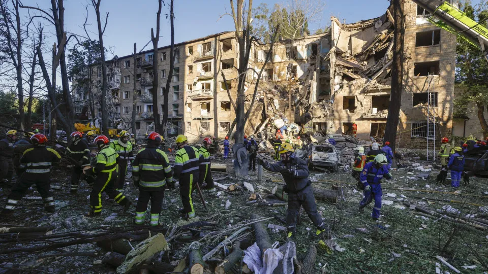 At least six killed in Russian combined attack on Kyiv