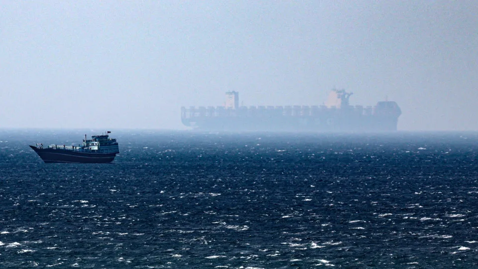 Passagens em Ormuz continuam em queda e sobem em Bab el-Mandeb