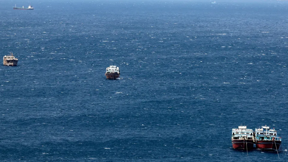 Dois petroleiros chegam a Ormuz e voltam para trás após bloqueio dos EUA - Notícias ao Minuto