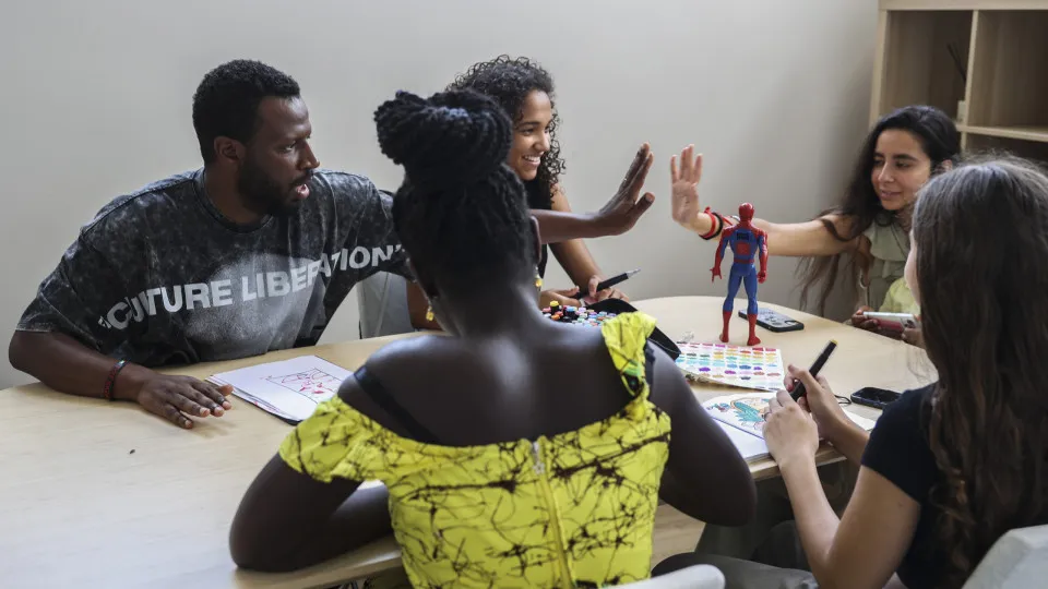 Entrevista ao músico Dino d'Santiago e o seu projeto com jovens, Mundu Nôbu