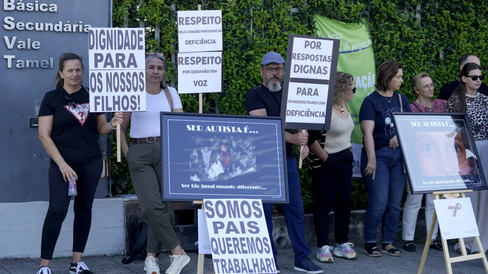 Ação de protesto de um grupo de pais com filhos portadores de deficiência