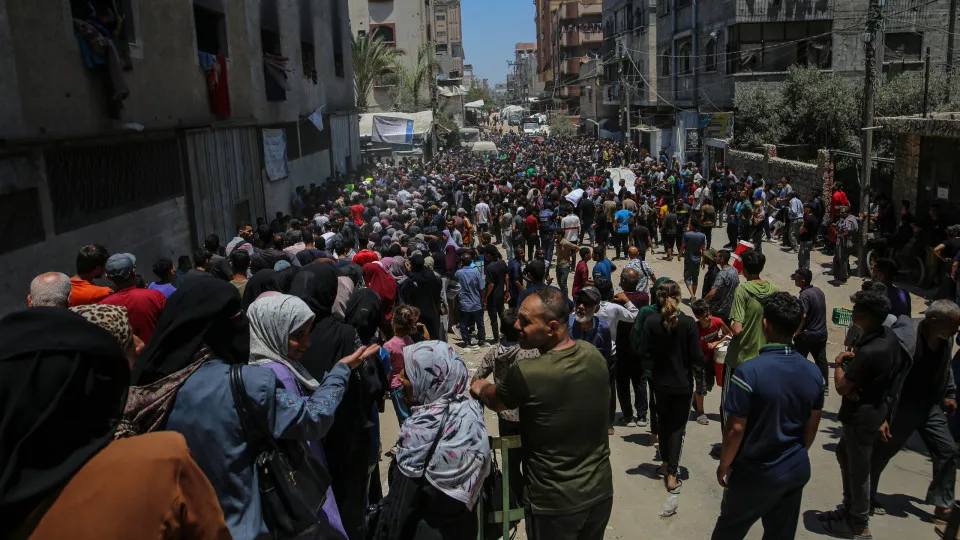 Displaced Palestinians receive aid through the WFP