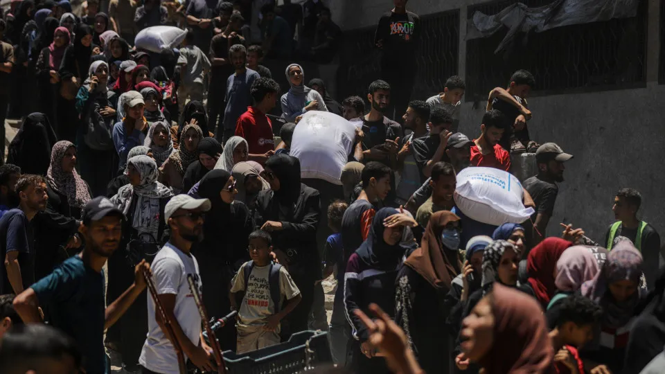 Displaced Palestinians receive aid through the WFP