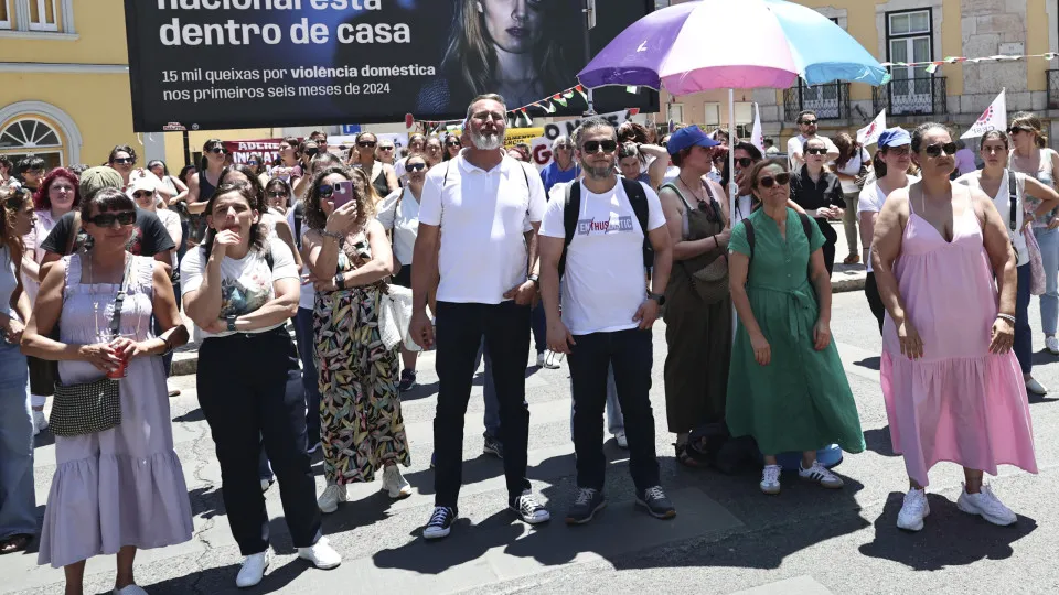 Concentração "Pelo Encerramento do Comércio aos Domingos e Feriados e Pela Redução do Período de Funcionamento até às 22:00"