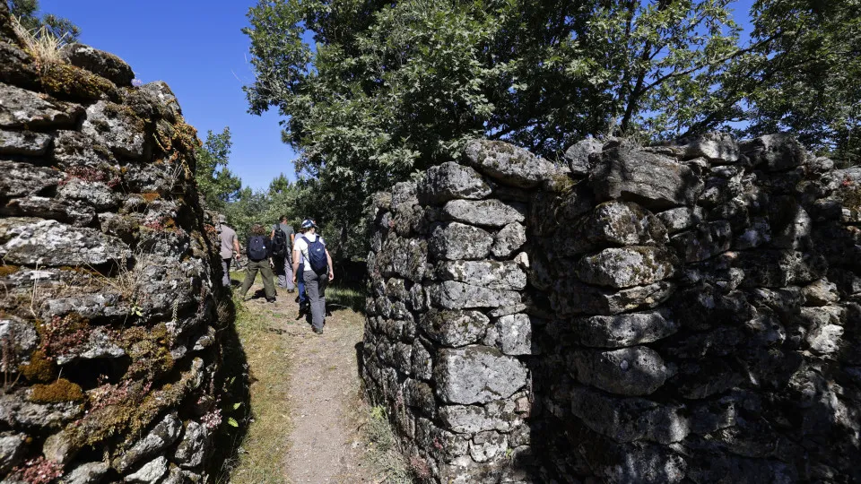 Reportagem sobre os arqueólogos que estão a mapear os Castros do Barroso