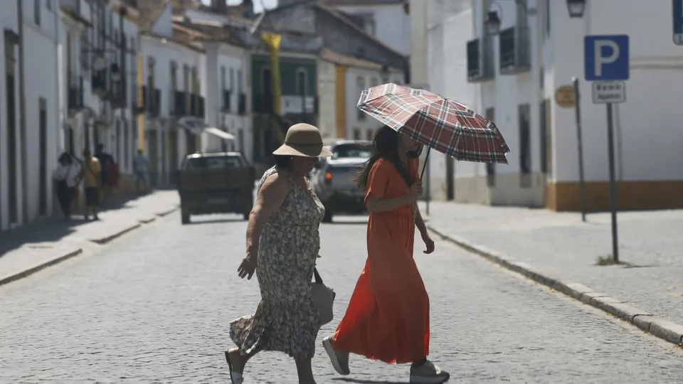 Aviso amarelo prolongado até quinta-feira devido ao calor em todos os distritos