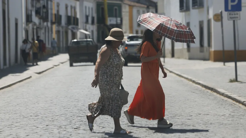Aviso amarelo prolongado até quinta-feira devido ao calor em todos os distritos