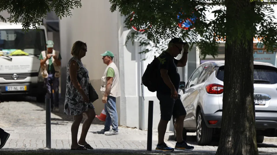 Oito distritos do continente sob aviso laranja devido ao tempo quente