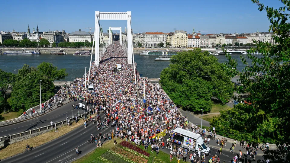 Cerca de 200 mil pessoas desfilaram na Marcha do Orgulho em Budapeste