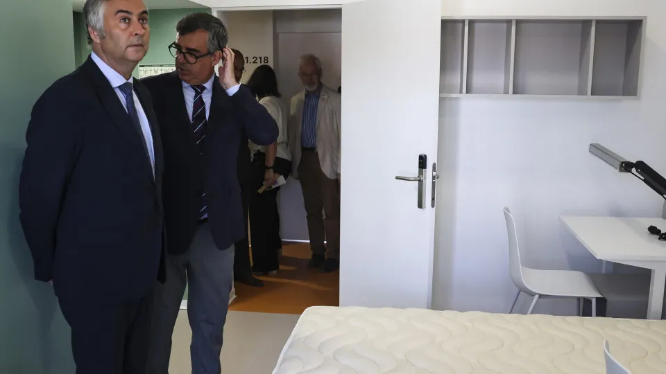 Ministro da Educação na assinatura do contrato e lançamento da primeira pedra da nova residência de estudantes do IPC