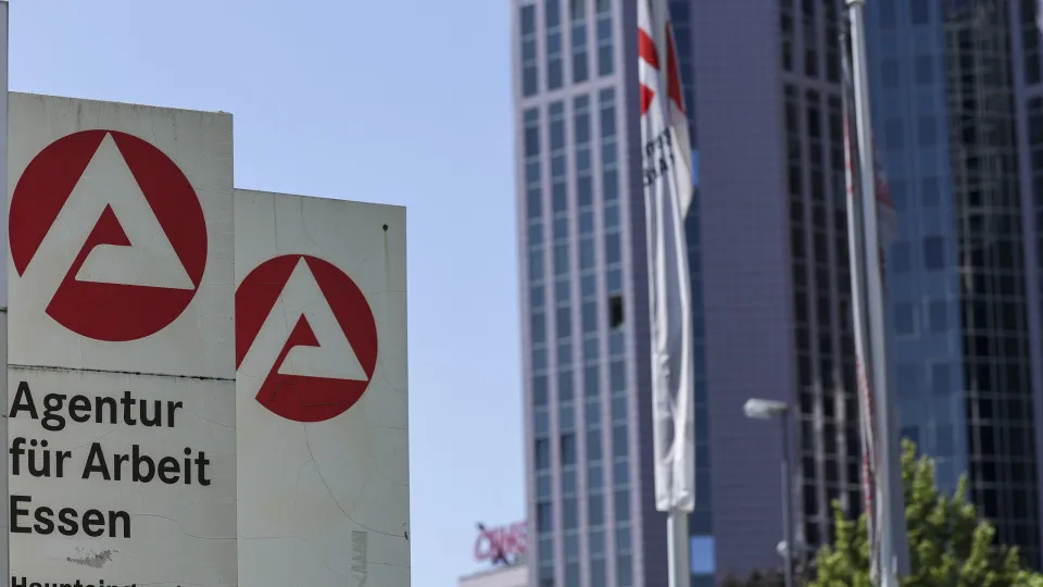 Número de desempregados na Alemanha atinge os três milhões em agosto