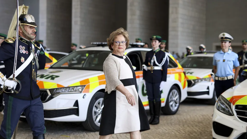 Ministra da Administração Interna, Maria Lúcia Amaral, na entrega de viaturas à GNR