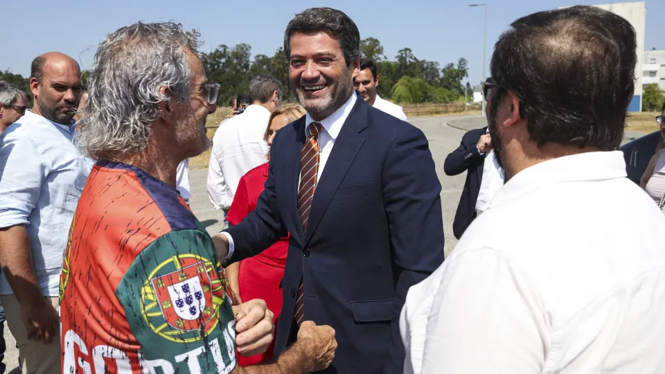 André Ventura visita o bairro Francisco Sá Carneiro em Leiria