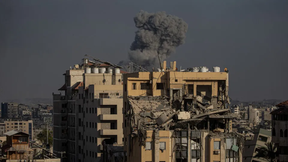 Israeli air strike in Al Shejaeiya neighborhood