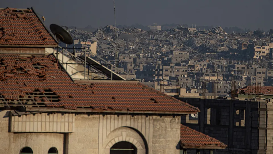 Israeli air strike in Al Shejaeiya neighborhood