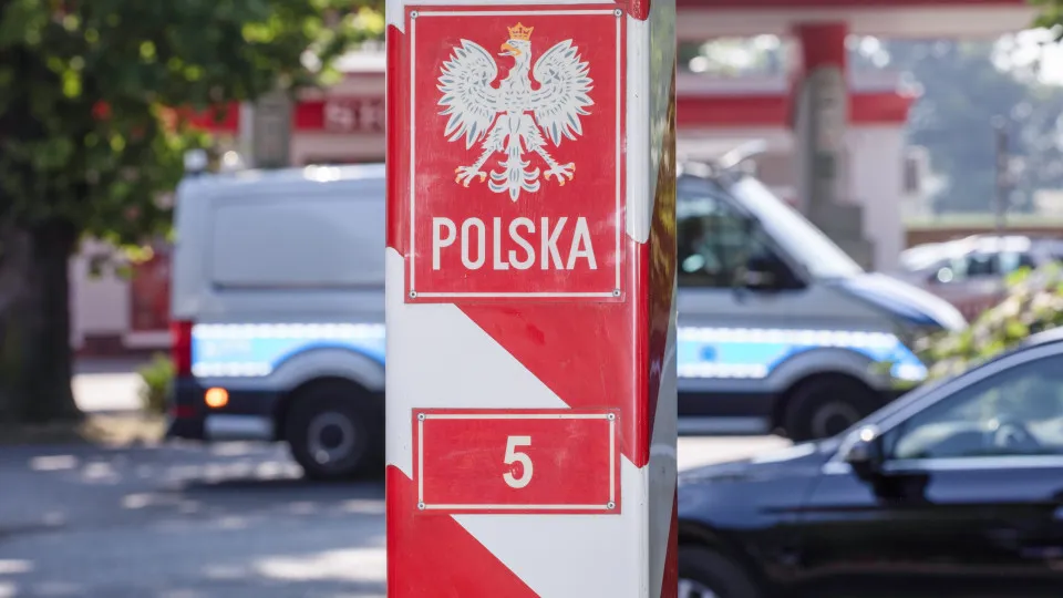Polish picket at German border opposes migrant returns
