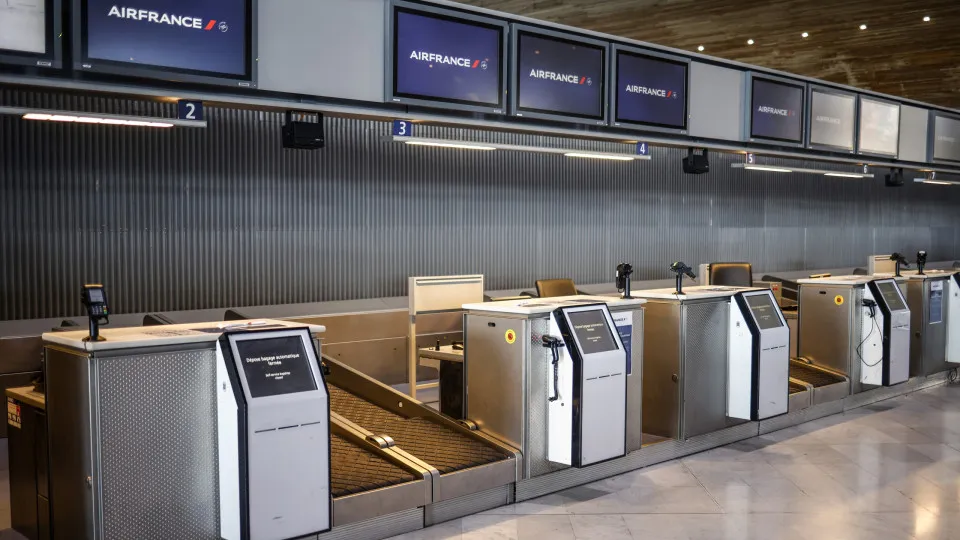 French air traffic controllers go on strike