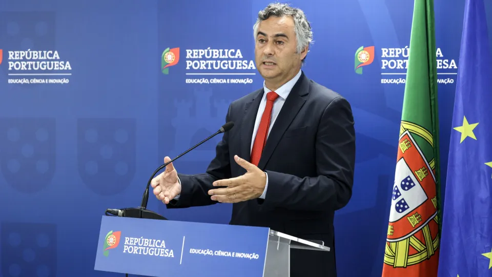 O ministro Fernando Alexandre na assinatura de acordos de colaboração com autarquias