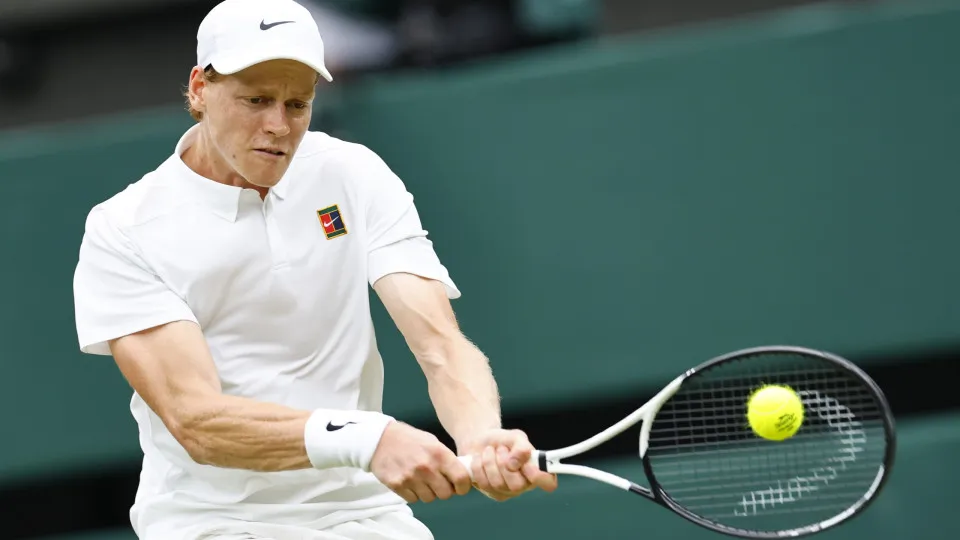 Jannik Sinner nos 'oitavos' de Wimbledon pelo quarto ano consecutivo