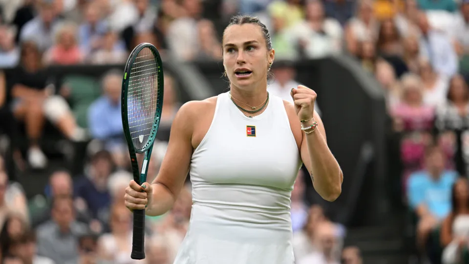Aryna Sabalenka sorri e está apurada para os 'quartos' de Wimbledon