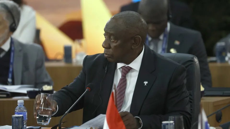 Ramaphosa suspende ministro da Polícia acusado de ligações criminosas