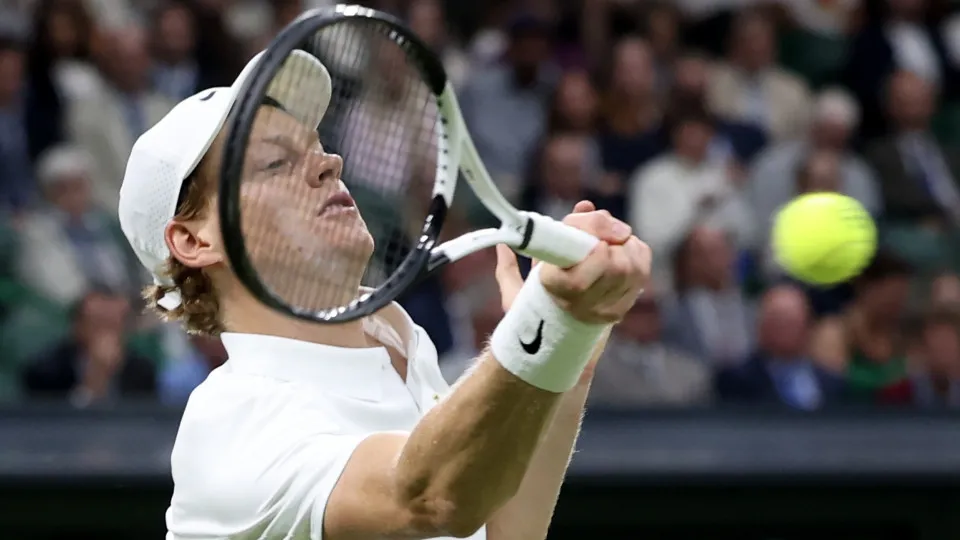 Sinner beneficia do abandono e passa aos 'quartos' de Wimbledon