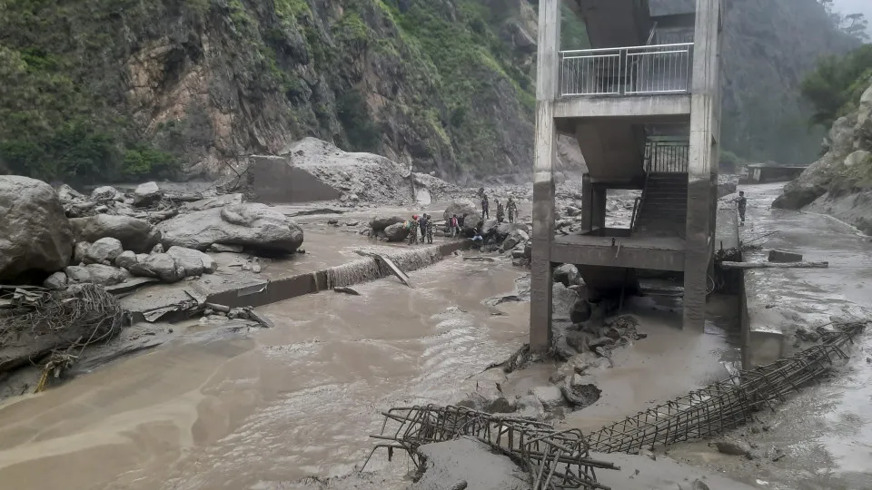 Há ainda 19 desaparecidos após enchentes que mataram nove no Nepal