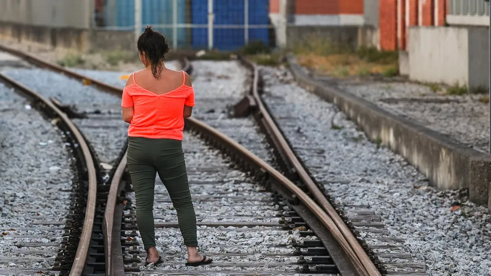 REPORTAGEM: Mulheres sem-abrigo: Histórias de medo e sobrevivência quando a rua é o mal menor