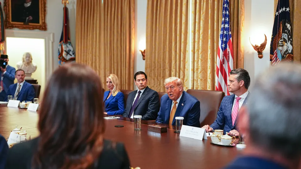 US president hosts cabinet meeting at White House