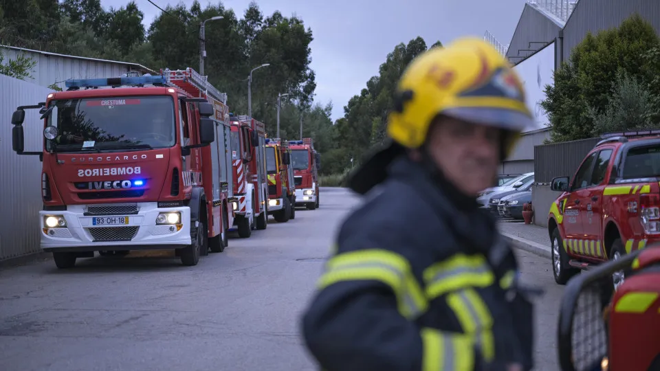 Incêndio em fábrica de sucata em Vila Nova de Gaia