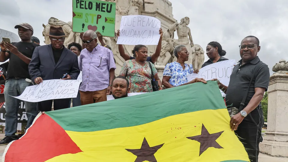 Manifestação de descontentamento por ocasião dos 50 anos de independência de São Tomé e Príncipe